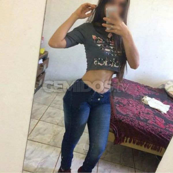 Hola amor, soy Danna, una linda Kine muy sexy, sensual y atrevida, te puedo asegurar que con mi persona tendrás uno de los mejores tratos y de seguro el mejor y más rico sexo oral de tu vida, un excelente sexo vaginal con unos candentes y ricos movimientos infartantes, te puedo decir que al hacer el amor no me canso debido a que disfruto cada instante y me gusta que tú puedas pasar un momento rico y a la vez inolvidable.
Amorcito te doy la seguridad de que yo te ofreceré un encuentro lleno de mucha lujuria, pasión y rico sexo. Te darás cuenta de que yo seré la amante más ardiente que has podido poseer solo para ti y veras que no dejarás de gozar ni por un instante de mis ricos y deliciosos besos, sexys movimientos y calientes caricias.
Para poder atenderte conmigo solo debes comunicarte al Cel. y reserva una cita conmigo bebé, estoy por el distrito de Miraflores, en Lima, te estaré esperando todos los días y las 24 horas del día.