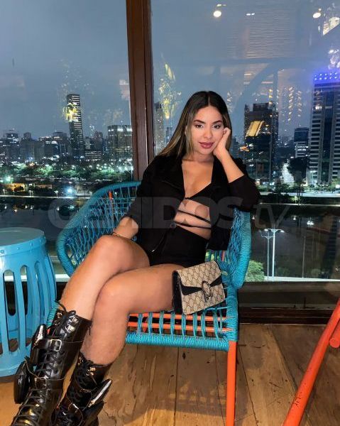 Olá. Sou uma loira da pele bronzeada, corpo totalmente natural, bumbum empinadinho, seios durinhos e naturais. Meu atendimento é completo e sem pressa! Adoro anal e um oral bem caprichado! Tenho local e atendo em motéis ou hotéis. Disponível para homens e casais, fico pouco tempo na cidade!Horário de atendimento: Das 09:00 às 01:00 horasCachê: R$ 500,00 – 1 hora.