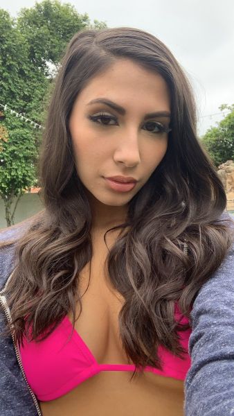 Bonjour je suis luriane toute belle pour vous séduire, pleine de charme, de sensualité. Jolie femme pour moment doux et inoubliable d'intense plaisir partagé ! Je suis charmante, douce, sensuelle et très sexy. Je peux vous recevoir à mon nid douillet