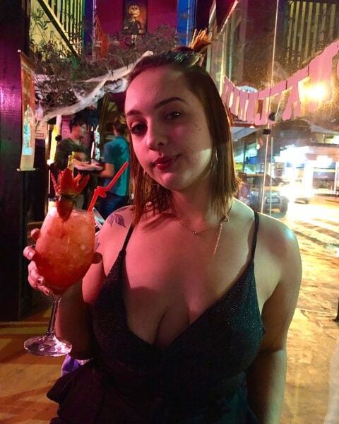Olá amores, estou na cidade por poucos dias. Sou uma acompanhante e adoraria conhecer novos lugares. Estilo namoradinha, vamos nos conhecer te garanto muito prazer, ruiva, pele macia, muito cheirosa, dona de um lindo bumbum, divertida e safada.Horário de atendimento: 24 horasCachês: R$ 250,00 – 1 hora.