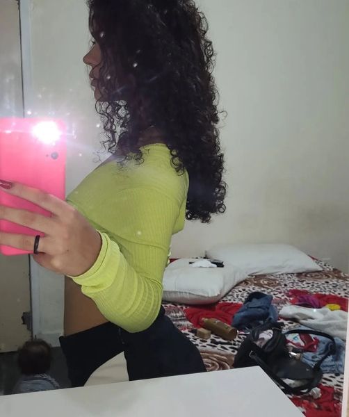 Sou muito carinhosa, faço papel de namoradinha, chupo bem gostoso e deixo molhadinho, deixo gozar na minha boca, sou liberal e amo ser dominada.Horário de atendimento: Segunda a sexta, das 19:00 às 23:00 horasCachês: R$ 100,00 – 30 minutos R$ 200,00 – 1 hora.